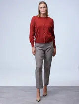 Cardigan rojo tejido en hilado fino, con escote en V y abertura central con botones metálicos.