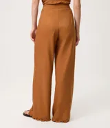 Pantalón pantacourt de Marfinno, color tostado, de corte amplio y cintura ancha. Con detalles de bordado calado tipo broderie y terminación ondulada en el bajo.