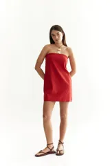 Vestido strapless rojo de lino, corte recto y largo a la rodilla.