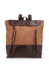 Mochila de cuero con diseño bicolor en tonos marrón y tostado. Presenta una solapa superior, dos bolsillos frontales verticales con cierre y tiradores de cuero largos, y correas ajustables.