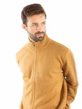 Campera de vestir Kevingston modelo Floyd, color mostaza, tejida en hilado elastizado con propiedades anti-pilling. Corte clásico y cierre frontal con cremallera.