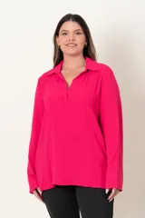 Blusa oversize fucsia con cuello camisero y mangas largas.