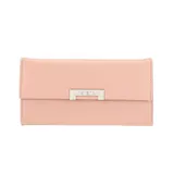 Billetera larga color rosa con textura símil cuero, cierre con broche imantado y aplique metálico con el nombre de la marca. Interior con tarjetero, compartimentos para billetes y bolsillo con cierre.