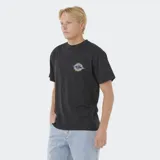 Remera blanca de manga corta y cuello redondo, con un pequeño estampado gráfico en el pecho izquierdo. El diseño es un rombo estilizado con rayos azules y un contorno negro.