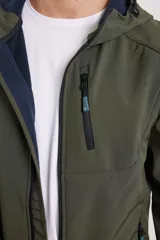 Campera de hombre color azul marino, con capucha y cierre frontal. Confeccionada en material tipo neopreno, presenta puños con orificio para el pulgar.