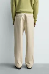 Pantalón chino regular fit de color negro, confeccionado en tejido de algodón. Cuenta con bolsillos frontales, detalle de bolsillo cerillero, bolsillos traseros de doble vivo y cierre frontal con cremallera y botón.