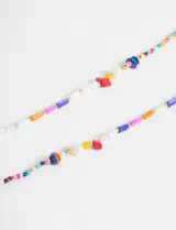 Collar largo de cuentas de colores, perlas y detalles dorados.