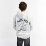 Canguro gris con capucha y cordones negros. Estampa frontal con texto y dibujo de lata de cerveza.