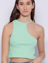 Top corto blanco de punto, sin mangas, con cuello halter asimétrico.