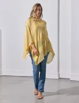Poncho de tejido calado con acabado brillante, diseño asimétrico y cuello redondo.