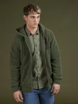 Campera de abrigo tipo fleece color azul marino, con cierre frontal completo y cuello alto.