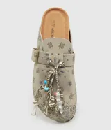 Zueco clog color arena con estampado de pañuelo, suela de eva y detalle de flecos con cuentas de colores.