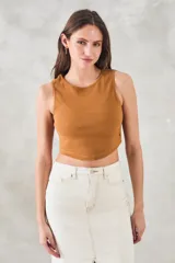 Musculosa color ocre de algodón peinado con textura acanalada y corte cropped.