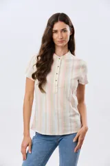 Camisa de lino de manga corta con cuello mao y cierre frontal parcial con botones. Presenta un diseño de rayas verticales en tonos suaves como rosa, verde, celeste y beige.