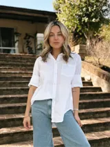 Camisa blanca de algodón, corte clásico italiano, manga corta y bolsillo en el pecho.