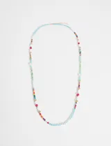 Collar corto de cuentas de colores con detalles dorados.