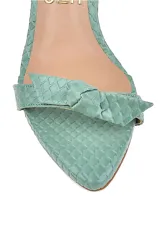 Sandalias de cuero sintético con estampado de piel de serpiente color verde, con taco cuadrado y tira delantera con nudo.