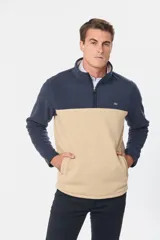 Buzo de polar bicolor azul marino y verde con medio cierre y bolsillos laterales con cierre.