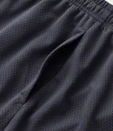 Bermuda masculina color gris oscuro con textura de microperforaciones, cintura elástica con cordón ajustable y bolsillos.