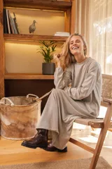 Vestido largo de tejido de punto gris jaspeado, manga larga y cuello redondo. El calce es holgado y relajado.