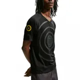 Remera deportiva Nike de manga corta, color negro, con cuello en V con ribete amarillo y un diseño gráfico en relieve con círculos concéntricos y el número 90 en el centro.