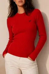 Sweater tejido de punto color celeste, con diseño de ochos verticales, cuello redondo y manga larga. Presenta detalles de bordado pequeño en el pecho.