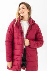 Campera puffer acolchada de color bordó, de corte largo, con capucha desmontable, bolsillos laterales con cierre y cierre frontal.