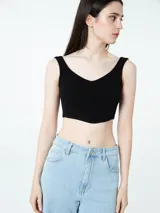 Top corto negro de tejido de punto acanalado con escote en V y breteles anchos.