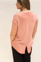 Remera de manga corta color gris oscuro con efecto gastado, cuello redondo y bolsillo frontal.