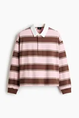 Remera tipo polo de manga larga con diseño a rayas horizontales en tonos rosado y marrón, con cuello blanco de sarga y cierre frontal con botones ocultos.