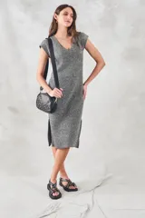 Vestido midi tejido con lurex, color gris oscuro, con escote en V y mangas cortas.