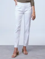Pantalón de gabardina elastizada con pretina ancha elástica, bolsillos simulados en la parte delantera y bolsillos aplicados en la parte trasera.