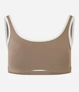 Top deportivo de microfibra color beige con detalles en contraste color marrón. Presenta escote redondo delantero, espalda con escote en V y copas desmontables.