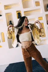 Campera de cuero oversize con solapa amplia de corderito, mangas anchas y detalle de cuero trenzado en la parte delantera.