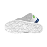 Championes urbanos Cariuma modelo Salvas, color blanco con detalles en azul.