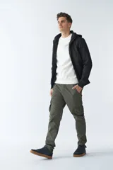 Campera de neopreno negra con capucha ajustable, cuello alto, bolsillos con cierre y logo en goma.