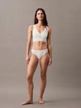 Colaless celeste de microfibra suave con bordes cortados a láser, talle medio y logo de Calvin Klein estampado en la cadera.