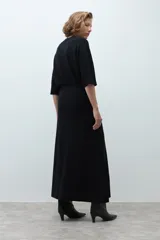 Falda midi tejida de corte recto y silueta ajustada, con cintura elástica y diseño minimalista.