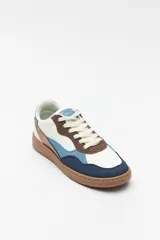 Zapatillas de símil cuero con recortes en gamuza de variados colores y suela de 2,5cm de alto.