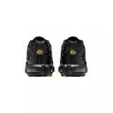 Championes Nike Air Max Plus con diseño degradado de gris a negro, estructura de soporte ondulada, logo Swoosh en rojo y unidades de aire visibles en la entresuela.
