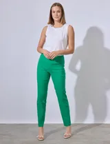 Pantalón de vestir color beige, marca Zac & Rachel, confeccionado en gabardina elastizada. Presenta pretina ancha con faja interna modeladora, largo de pierna con costura frontal pespunteada y bolsillos ojal simulados en la parte trasera.