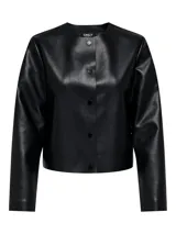 Campera tipo bomber de cuero sintético color negro, con cuello redondo, manga larga y cierre frontal de broches a presión ocultos.