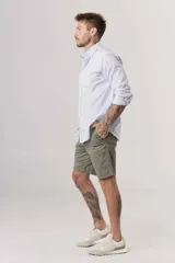 Camisa celeste a rayas verticales blancas, de corte clásico, manga larga y cuello abotonado.