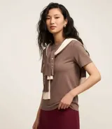 Blusa de ribana color marrón, con cuello redondo ajustado y mangas cortas.