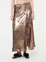 Falda midi de lentejuelas color dorado, con tajo al frente.