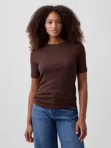 Remera blanca de manga corta y cuello redondo, confeccionada en modal de corte ajustado.
