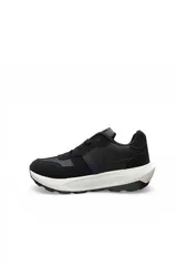 Zapatilla deportiva Pdk modelo Bliss, color negro con suela chunky blanca.