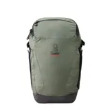 Mochila Rip Curl Search Packable de 25L, color verde militar con detalles en negro y base a cuadros. Cuenta con múltiples bolsillos, correas de compresión y diseño plegable.