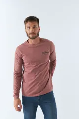 Remera de manga larga color ladrillo con logo estampado en el pecho.