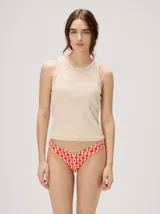 Musculosa básica Mutma Nifa de algodón color negro, con diseño ajustado al cuerpo, ribetes blancos en contraste en el cuello y sisas, y logo bordado en el centro del pecho.
